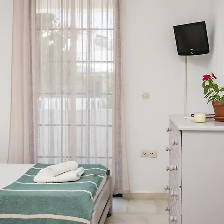 Hippocampus 2 Min Walk From The Appartement *